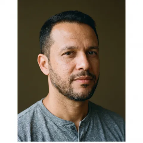 Homem de barba aparada com queixo forte
