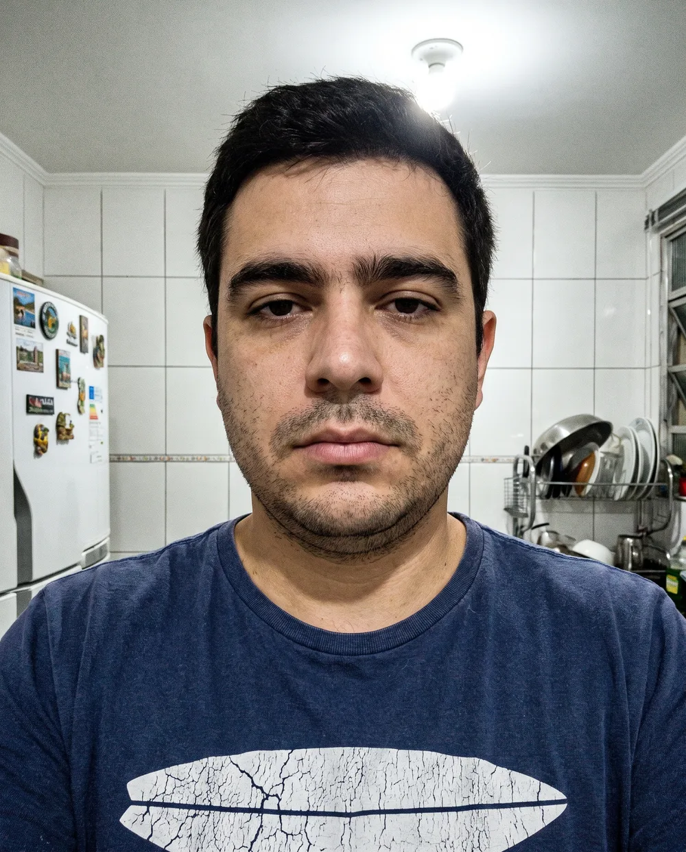 Antes: homem de rosto mais redondo, sem queixo marcado